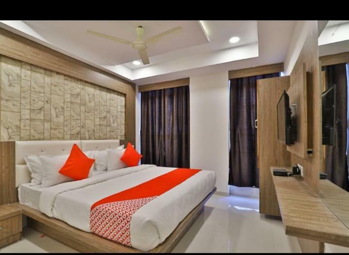 אחמדאבאד Hotel Pathik Villa מראה חיצוני תמונה